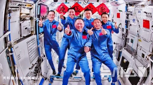 [서울=뉴시스] 중국 유인우주선 선저우(神舟) 23호가 25일 톈궁(天宫) 우주정거장에 도킹했다. 사진은 선저우 23호 우주비행사들이 앞서 도착한 선저우 21호 우주비행사들과 촬영한 기념 사진. (사진 = 중국 유인우주공정판공실 홈페이지 갈무리) 2026.05.25 photo@newsis.com