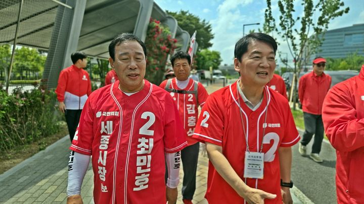 [세종=뉴시스] 송승화 기자 = 25일 세종시 세종호수공원을 찾은 국민의힘 (오른쪽)안철수 의원과 최민호 시장 후보가 시민과 인사를 나누고 있다. 2026.05.25. ssong1007@newsis.com *재판매 및 DB 금지