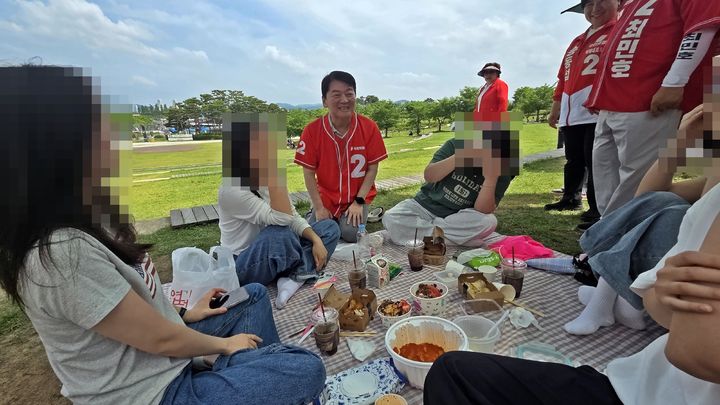[세종=뉴시스] 송승화 기자 = 25일 세종시 세종호수공원을 찾은 국민의힘 안철수 의원이 시민들과 함께 사진을 찍고 있다. 2026.05.25. ssong1007@newsis.com *재판매 및 DB 금지