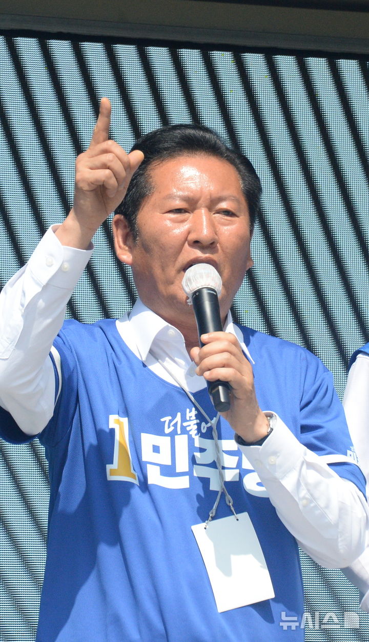 [전주=뉴시스] 김얼 기자 = 정청래 더불어민주당 총괄상임선대위원장이 25일 전북 전주시 전북대학교 구정문에서 열린 더불어민주당 전북특별자치도당 집중유세에 참석해 발언하고 있다. 2026.05.25. pmkeul@newsis.com
