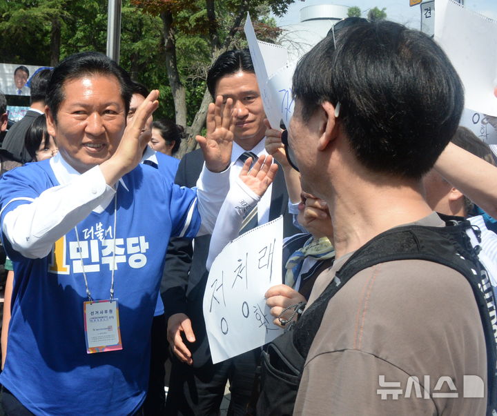 [전주=뉴시스] 김얼 기자 = 정청래(왼쪽) 더불어민주당 총괄상임선대위원장이 25일 전북 전주시 전북대학교 구정문에서 열린 더불어민주당 전북특별자치도당 집중유세에 참석해 유세활동을 하고 있다. 2026.05.25. pmkeul@newsis.com