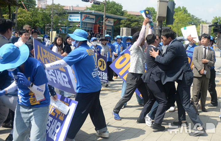 [전주=뉴시스] 김얼 기자 = 정청래사당화저지 범도민대책회의 관계자들이 25일 전북 전주시 전북대학교 구정문에서 열린 더불어민주당 전북특별자치도당 집중유세 현장에서 기습시위를 열고 정청래 더불어민주당 당대표의 사퇴를 촉구하고 있다. 2026.05.25. pmkeul@newsis.com