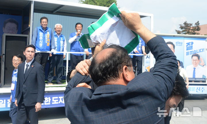 [전주=뉴시스] 김얼 기자 = 정청래사당화저지 범도민대책회의 관계자들이 25일 전북 전주시 전북대학교 구정문에서 열린 더불어민주당 전북특별자치도당 집중유세 현장에서 기습시위를 열고 정청래 더불어민주당 당대표의 사퇴를 촉구하고 있다. 2026.05.25. pmkeul@newsis.com