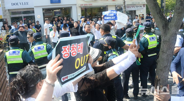[전주=뉴시스] 김얼 기자 = 정청래사당화저지 범도민대책회의 관계자들이 25일 전북 전주시 전북대학교 구정문에서 열린 더불어민주당 전북특별자치도당 집중유세 현장에서 기습시위를 열고 정청래 더불어민주당 당대표의 사퇴를 촉구하고 있다. 2026.05.25. pmkeul@newsis.com