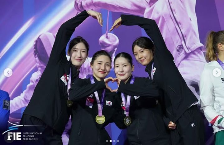 [서울=뉴시스]펜싱 여자 에페 대표팀, 월드컵 단체전서 2개 대회 연속 金. (사진=국제펜싱연맹 소셜미디어 캡처) 2026.05.25. photo@newsis.com *재판매 및 DB 금지