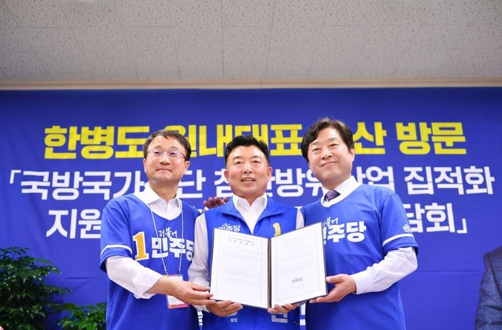 한병도 더불어민주당 원내대표와 황명선 최고위원이 25일 오인환 논산시장 후보 캠프를 방문해 기념 사진을 촬영하고 있다. (사진=황명선 의원실 제공) *재판매 및 DB 금지