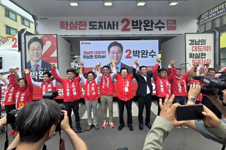 [함안=뉴시스]박상웅(왼쪽에서 7번째)국회의원이 박완수 경남도지사후보, 차석호 함안군수후보와 합동유세를 펼치는 함안 가야시장 현장. 왼쪽에서 세번째는 조영제 경남도의원.(사진=박상웅 의원실 제공) 2026.05.25.photo@newsis.com *재판매 및 DB 금지
