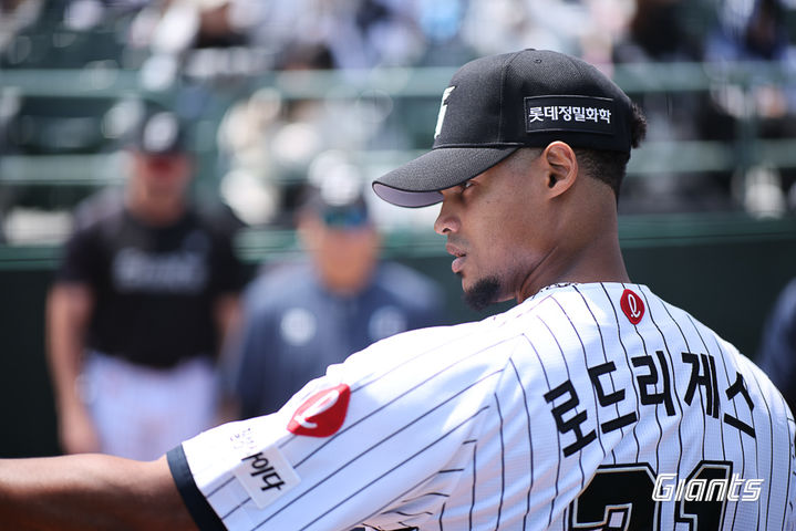 [서울=뉴시스] 프로야구 롯데 자이언츠의 엘빈 로드리게스가 24일 부산 사직구장에서 열린 2026 신한 쏠 KBO리그 삼성 라이온즈와의 경기에 선발로 나서 마운드에 오르고 있다. (사진=롯데 자이언츠 제공) 2026.05.24. *재판매 및 DB 금지