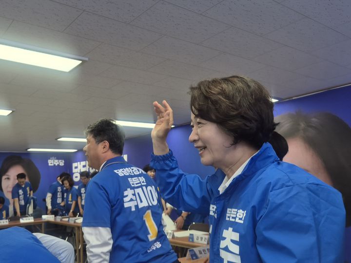 [수원=뉴시스] 이병희 기자 = 추미애 더불어민주당 경기도지사 후보가 25일 캠프에서 열린 상임선대위 회의에 참석하고 있다. 2026.05.25. iambh@newsis.com *재판매 및 DB 금지