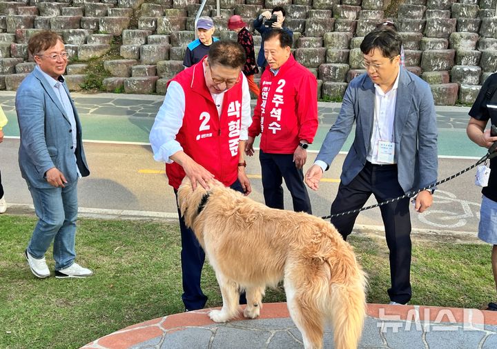 [부산=뉴시스] 원동화 기자 = 박형준 국민의힘 부산시장 후보가 25일 오후 연제구 도시철도 1호선 교대역 세병교를 출발해 약 1.7㎞ 구간의 온천천을 걸으며 시민들과 인사를 나눴다. 온천천 구간을 걷던 중 반려견과 인사를 하는 박 후보. 2026.05.25. dhwon@newsis.com