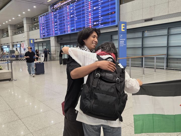 [인천공항=뉴시스] 이지영 기자=승준씨는 25일 오후 4시께 인천국제공항 1터미널 도착장에 모습을 드러냈다. 현장에 대기 중이던 팔레스타인 해방을 위한 항해 한국본부(KFFP) 활동가들과 인사를 나누고 있다. 2026.05.25. jee0@newsis.com *재판매 및 DB 금지
