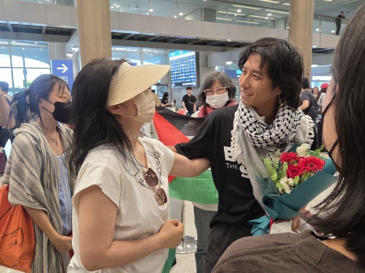 [인천공항=뉴시스] 이지영 기자=25일 오후 4시께 인천국제공항 1터미널 도착장에 모습을 드러낸 승준씨가 마중 나온 이모와 함께 포옹하고 있다. 2026.05.25. jee0@newsis.com *재판매 및 DB 금지