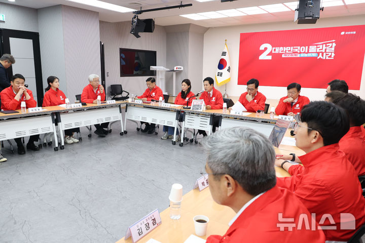 [서울=뉴시스] 조성봉 기자 = 장동혁 국민의힘 대표가 25일 오전 서울 여의도 중앙당사에서 열린 중앙선거대책위원회의에서 발언을 하고 있다. 2026.05.25. suncho21@newsis.com