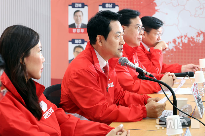 [서울=뉴시스] 조성봉 기자 = 장동혁 국민의힘 대표가 25일 오전 서울 여의도 중앙당사에서 열린 중앙선거대책위원회의에서 발언을 하고 있다. 2026.05.25. suncho21@newsis.com