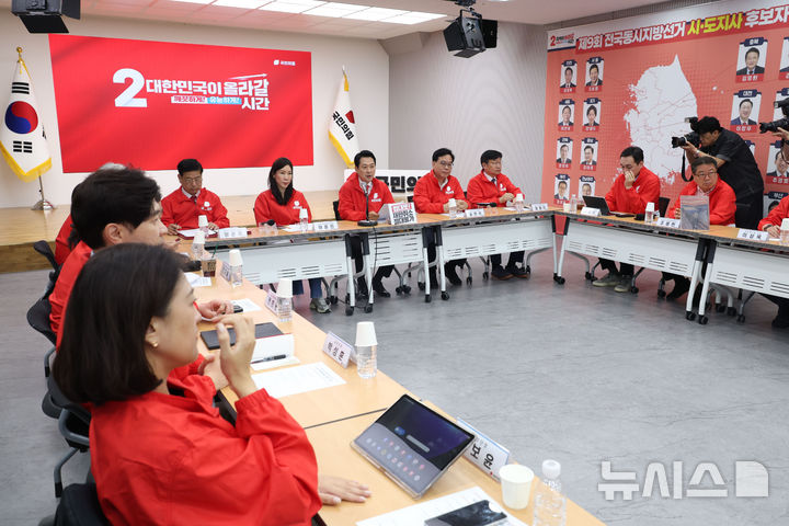 [서울=뉴시스] 조성봉 기자 = 장동혁 국민의힘 대표가 25일 오전 서울 여의도 중앙당사에서 열린 중앙선거대책위원회의에서 발언을 하고 있다. 2026.05.25. suncho21@newsis.com