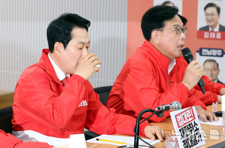 [서울=뉴시스] 조성봉 기자 = 장동혁 국민의힘 대표가 25일 오전 서울 여의도 중앙당사에서 열린 중앙선거대책위원회의에서 물을 마시고 있다. 2026.05.25. suncho21@newsis.com