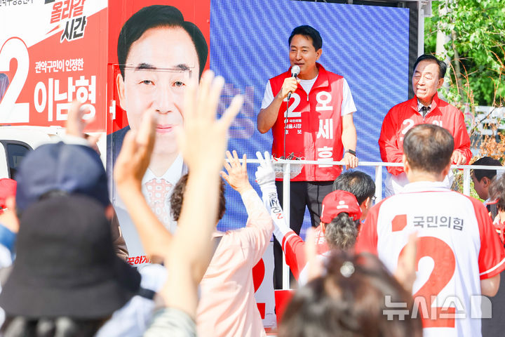 [서울=뉴시스] 황준선 기자 = 오세훈 국민의힘 서울시장 후보가 25일 오전 서울 관악구 관악산 등산로 입구에서 지지를 호소하고 있다. 2026.05.25. hwang@newsis.com