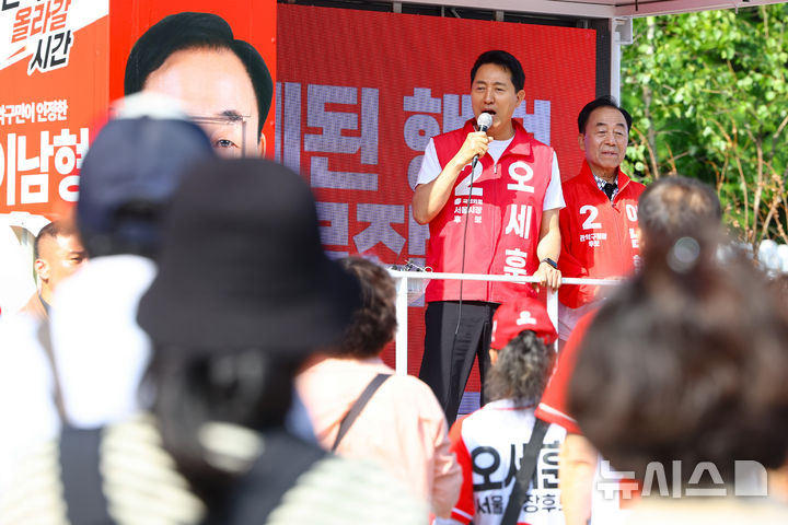 [서울=뉴시스] 황준선 기자 = 오세훈 국민의힘 서울시장 후보가 25일 오전 서울 관악구 관악산 등산로 입구에서 지지를 호소하고 있다. 2026.05.25. hwang@newsis.com