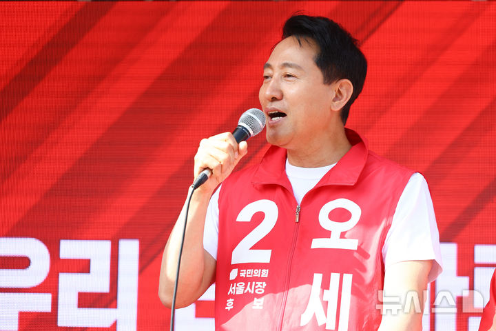 [서울=뉴시스] 황준선 기자 = 오세훈 국민의힘 서울시장 후보가 25일 오전 서울 관악구 관악산 등산로 입구에서 지지를 호소하고 있다. 2026.05.25. hwang@newsis.com