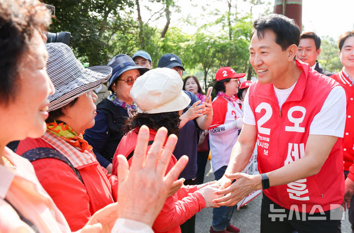 [서울=뉴시스] 황준선 기자 = 오세훈 국민의힘 서울시장 후보가 25일 오전 서울 관악구 관악산 등산로 입구에서 시민들과 인사를 나누고 있다. 2026.05.25. hwang@newsis.com