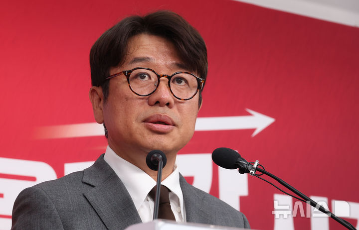 [서울=뉴시스] 조성봉 기자 = 유의동 국민의힘 평택을 국회의원 재선거 후보가 25일 오전 서울 여의도 중앙당사에서 열린 '김용남 평택을 더불어민주당 후보의 차명 대부업 의혹' 관련 긴급기자회견에서 발언을 하고 있다. 2026.05.25. suncho21@newsis.com