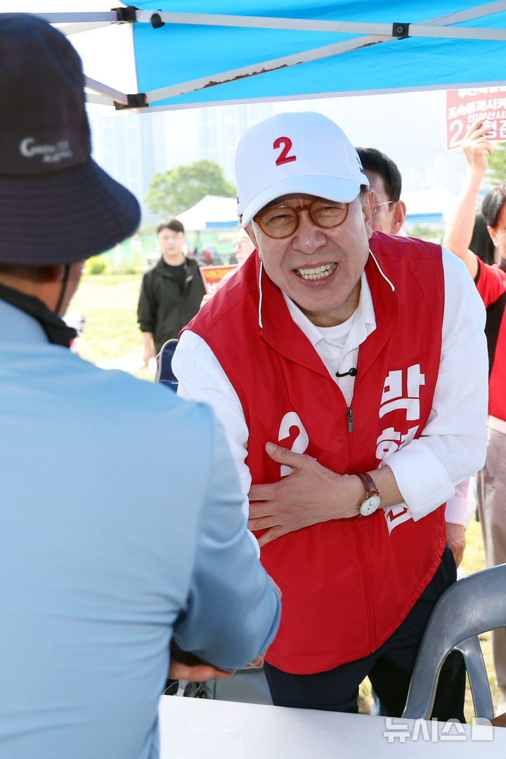  [부산=뉴시스] 하경민 기자 = 박형준 국민의힘 부산시장 후보가 25일 부산 강서구 대저생태공원 파크골프장에서 열린 부산어르신파크골프축제에 참석, 참가자들과 인사하며 지지를 호소하고 있다. 2026.05.25. yulnetphoto@newsis.com