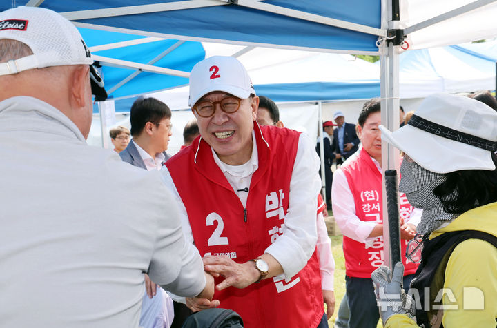  [부산=뉴시스] 하경민 기자 = 박형준 국민의힘 부산시장 후보가 25일 부산 강서구 대저생태공원 파크골프장에서 열린 부산어르신파크골프축제에 참석, 참가자들과 인사하며 지지를 호소하고 있다. 2026.05.25. yulnetphoto@newsis.com