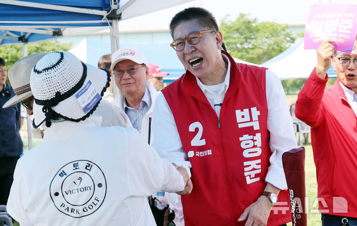  [부산=뉴시스] 하경민 기자 = 박형준 국민의힘 부산시장 후보가 25일 부산 강서구 대저생태공원 파크골프장에서 열린 부산어르신파크골프축제에 참석, 참가자들과 인사하며 지지를 호소하고 있다. 2026.05.25. yulnetphoto@newsis.com