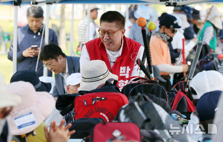  [부산=뉴시스] 하경민 기자 = 박형준 국민의힘 부산시장 후보가 25일 부산 강서구 대저생태공원 파크골프장에서 열린 부산어르신파크골프축제에 참석, 참가자들과 인사하며 지지를 호소하고 있다. 2026.05.25. yulnetphoto@newsis.com