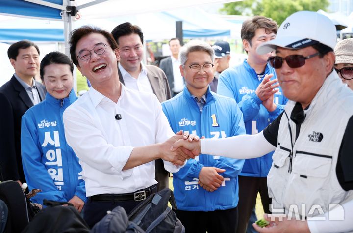  [부산=뉴시스] 하경민 기자 = 전재수 더불어민주당 부산시장 후보가 25일 부산 강서구 대저생태공원 파크골프장에서 열린 부산어르신파크골프축제에 참석, 참가자들과 인사하며 지지를 호소하고 있다. 2026.05.25. yulnetphoto@newsis.com