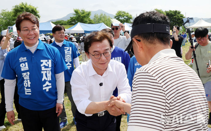  [부산=뉴시스] 하경민 기자 = 전재수 더불어민주당 부산시장 후보가 25일 부산 강서구 대저생태공원 파크골프장에서 열린 부산어르신파크골프축제에 참석, 참가자들과 인사하며 지지를 호소하고 있다. 2026.05.25. yulnetphoto@newsis.com