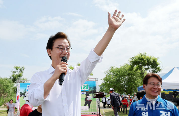  [부산=뉴시스] 하경민 기자 = 전재수 더불어민주당 부산시장 후보가 25일 부산 강서구 대저생태공원 파크골프장에서 열린 부산어르신파크골프축제에 참석, 인사말을 하고 있다. 2026.05.25. yulnetphoto@newsis.com