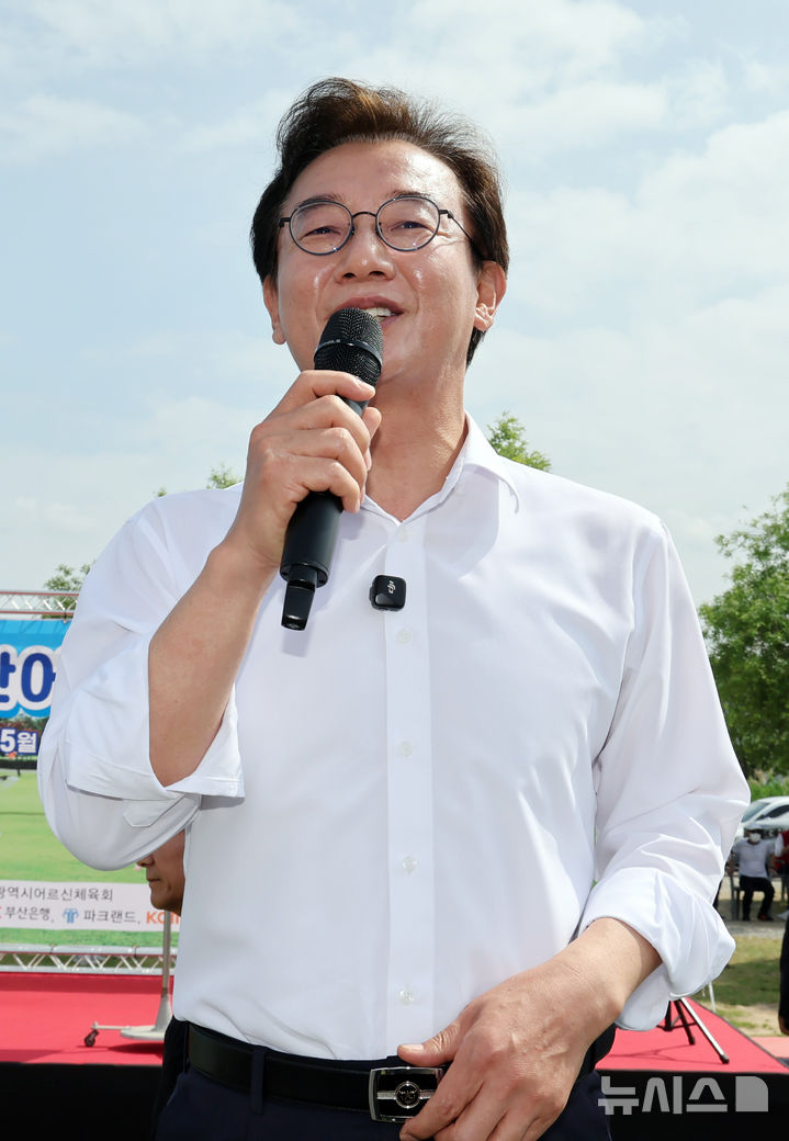  [부산=뉴시스] 하경민 기자 = 전재수 더불어민주당 부산시장 후보가 25일 부산 강서구 대저생태공원 파크골프장에서 열린 부산어르신파크골프축제에 참석, 인사말을 하고 있다. 2026.05.25. yulnetphoto@newsis.com