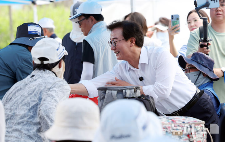  [부산=뉴시스] 하경민 기자 = 전재수 더불어민주당 부산시장 후보가 25일 부산 강서구 대저생태공원 파크골프장에서 열린 부산어르신파크골프축제에 참석, 참가자들과 인사하며 지지를 호소하고 있다. 2026.05.25. yulnetphoto@newsis.com