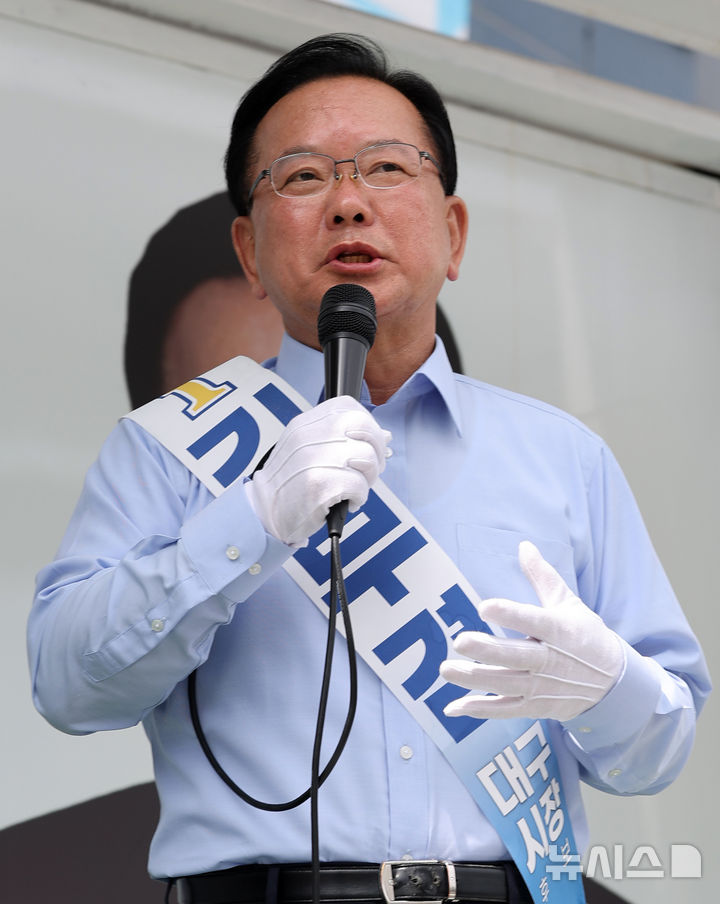 [대구=뉴시스] 이무열 기자 = 김부겸 더불어민주당 대구시장 후보가 25일 오전 대구 달성군 달성경찰서 유가파출소 앞에서 지지를 호소하고 있다. 2026.05.25. lmy@newsis.com