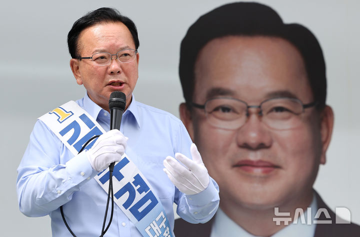 [대구=뉴시스] 이무열 기자 = 김부겸 더불어민주당 대구시장 후보가 25일 오전 대구 달성군 달성경찰서 유가파출소 앞에서 지지를 호소하고 있다. 2026.05.25. lmy@newsis.com