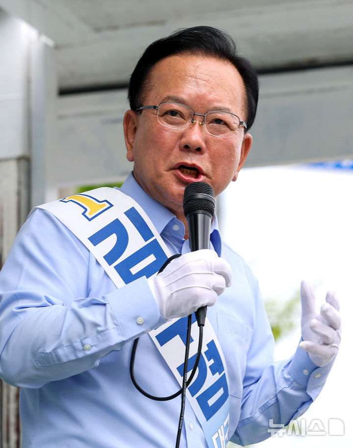 [대구=뉴시스] 이무열 기자 = 김부겸 더불어민주당 대구시장 후보가 25일 오전 대구 달성군 달성경찰서 유가파출소 앞에서 지지를 호소하고 있다. 2026.05.25. lmy@newsis.com