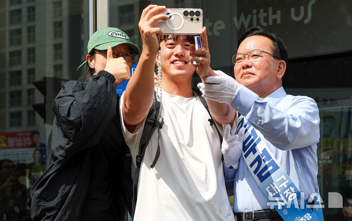 시민들과 셀카 찍는 김부겸 후보