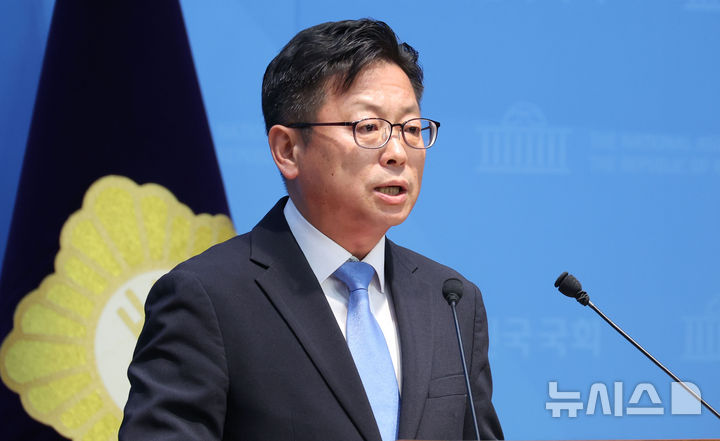 [서울=뉴시스] 조성봉 기자 = 신창현 진보당 사무총장이 지난 25일 오전 서울 여의도 국회 소통관에서 울산시장 선거연대 파행 관련 입장 발표를 하고 있다. 진보당은 "민주당과 진보당의 선거연대 원칙을 훼손한 일방적 중단에 대해 유감을 표명하고, 여론조사기관 경선 개입 의혹 진상 규명을 촉구한다"고 밝혔다. 2026.05.25. suncho21@newsis.com