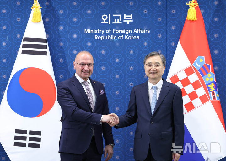[서울=뉴시스] 조수정 기자 = 조현 외교부 장관이 25일 오전 서울 종로구 외교부에서 고르단 그를리치 라드만 크로아티아 외교유럽부 장관과 회담에 앞서 악수하고 있다. 2026.05.25. chocrystal@newsis.com