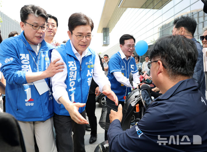 [서울=뉴시스] 전신 기자 = 정원오 더불어민주당 서울시장 후보가 25일 서울 마곡나루역 앞에서 시민들과 인사하고 있다. 2026.05.25. photo1006@newsis.com