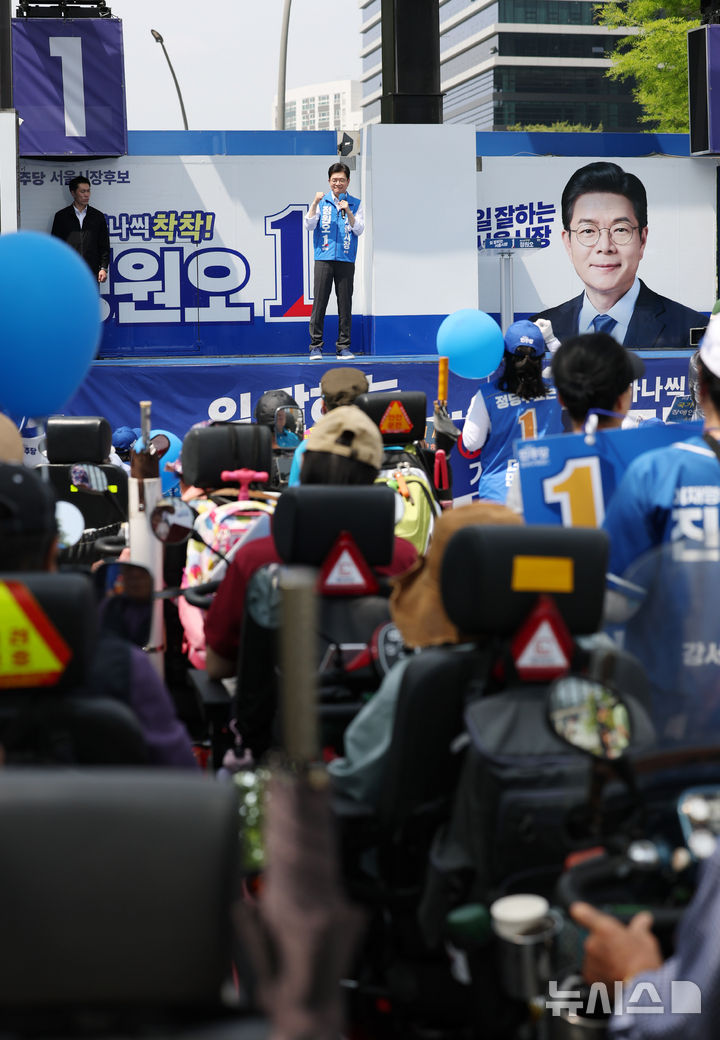 [서울=뉴시스] 전신 기자 = 정원오 더불어민주당 서울시장 후보가 25일 서울 마곡나루역 앞에서 유세를 하며 지지를 호소하고 있다. 2026.05.25. photo1006@newsis.com