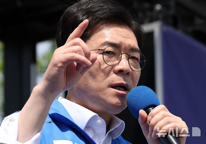 [서울=뉴시스] 전신 기자 = 정원오 더불어민주당 서울시장 후보가 25일 서울 마곡나루역 앞에서 유세를 하며 지지를 호소하고 있다. 2026.05.25. photo1006@newsis.com