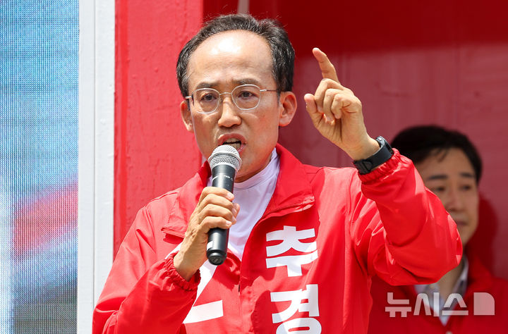[대구=뉴시스] 이무열 기자 = 국민의힘 추경호 대구시장 후보가 25일 오전 대구 동구 불로전통시장 인근에서 지지를 호소하고 있다. 2026.05.25. lmy@newsis.com
