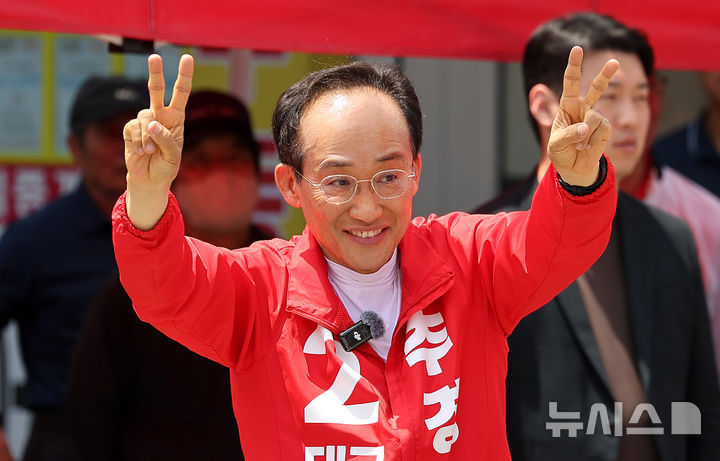[대구=뉴시스] 이무열 기자 = 추경호 국민의힘 대구시장 후보가 25일 오전 대구 동구 불로전통시장 인근에서 지지를 호소하고 있다. 2026.05.25. lmy@newsis.com