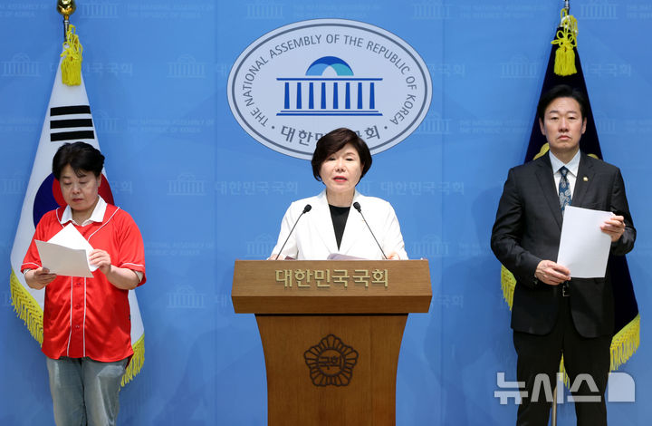 [서울=뉴시스] 조성봉 기자 = 조은희 국민의힘 의원이 25일 오후 서울 여의도 국회 소통관에서 열린 '정원오 후보 성동구 부패 카르텔 의혹' 관련 기자회견에서 발언을 하고 있다. 왼쪽부터 윤희숙 전 의원, 조 의원, 박수민 의원. 2026.05.25. suncho21@newsis.com