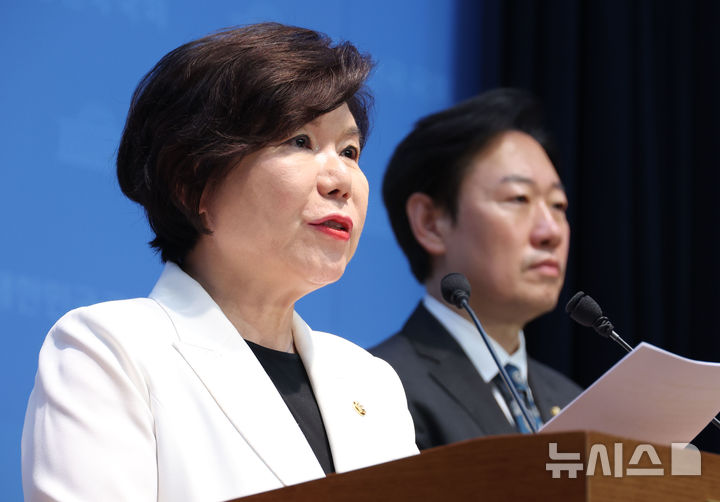 [서울=뉴시스] 조성봉 기자 = 조은희 국민의힘 의원이 25일 오후 서울 여의도 국회 소통관에서 열린 '정원오 후보 성동구 부패 카르텔 의혹' 관련 기자회견에서 발언을 하고 있다. 2026.05.25. suncho21@newsis.com