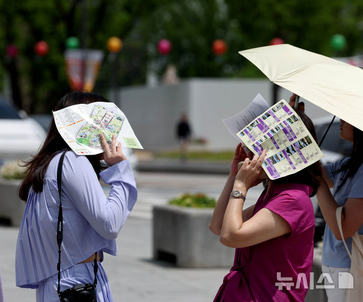 [서울=뉴시스] 조수정 기자 = 낮 최고기온 30도까지 오르며 초여름 더위를 보인 지난 25일 오후 서울 종로구 경복궁 앞에서 시민들이 종이로 햇빛을 가리고 있다. 2026.05.25. chocrystal@newsis.com