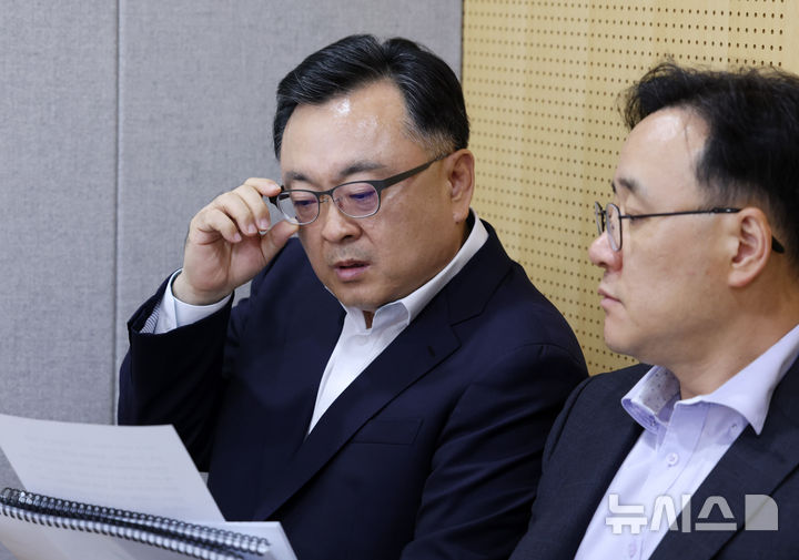 [서울=뉴시스] 전신 기자 = 김성보 서울시장 권한대행이 25일 서울시청 브리핑룸에서 영동대로 복합개발사업 건설공사 관련 서울시 입장을 발표하기 전 자료를 살펴보고 있다. 2026.05.25. photo1006@newsis.com