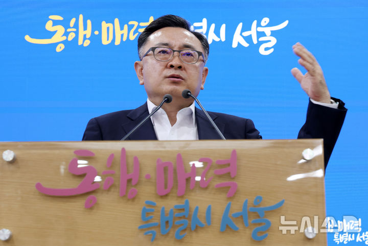 [서울=뉴시스] 전신 기자 = 김성보 서울시장 권한대행이 25일 서울시청 브리핑룸에서 영동대로 복합개발사업 건설공사 관련 서울시 입장을 발표한 뒤 취재진 질문에 답변하고 있다. 2026.05.25. photo1006@newsis.com